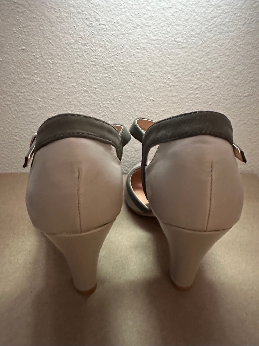 Classic Two-Tone T-Strap Women's Heels in Light and Dark Gray Size 7 - Picture 4 of 10